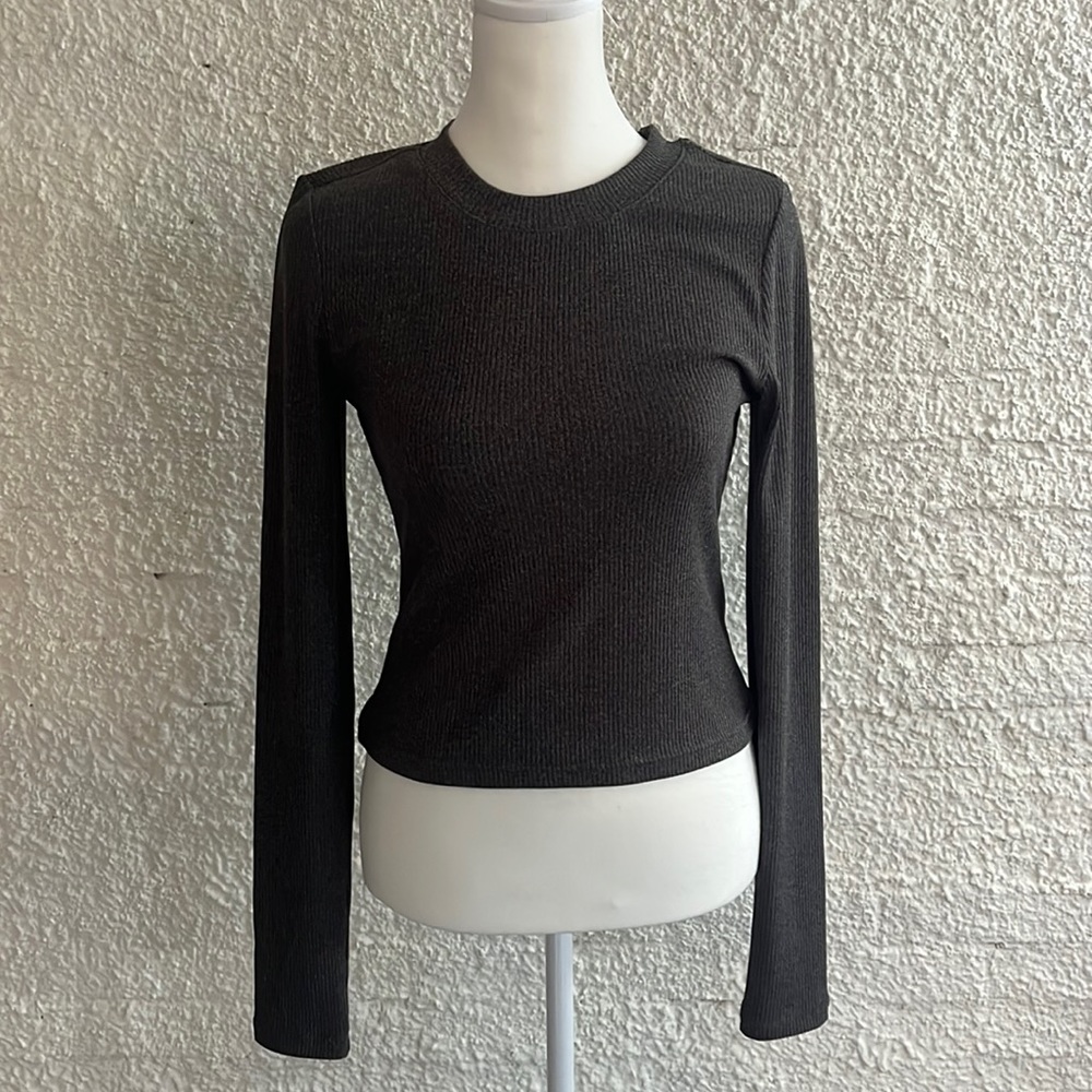 H&M Long Sleeve Crop Ribbed top. Size small